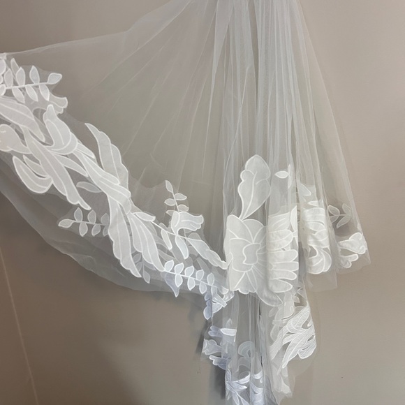 Elegant White Floral Veil - Picture 3 of 9